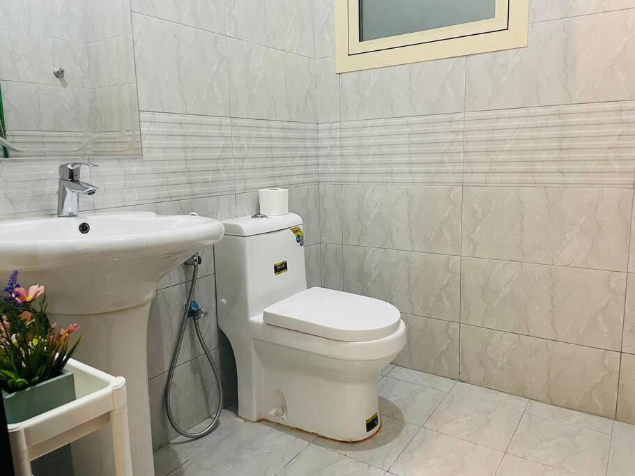 Luxury Private Studio Close To Airport Apartamento Abu Dhabi